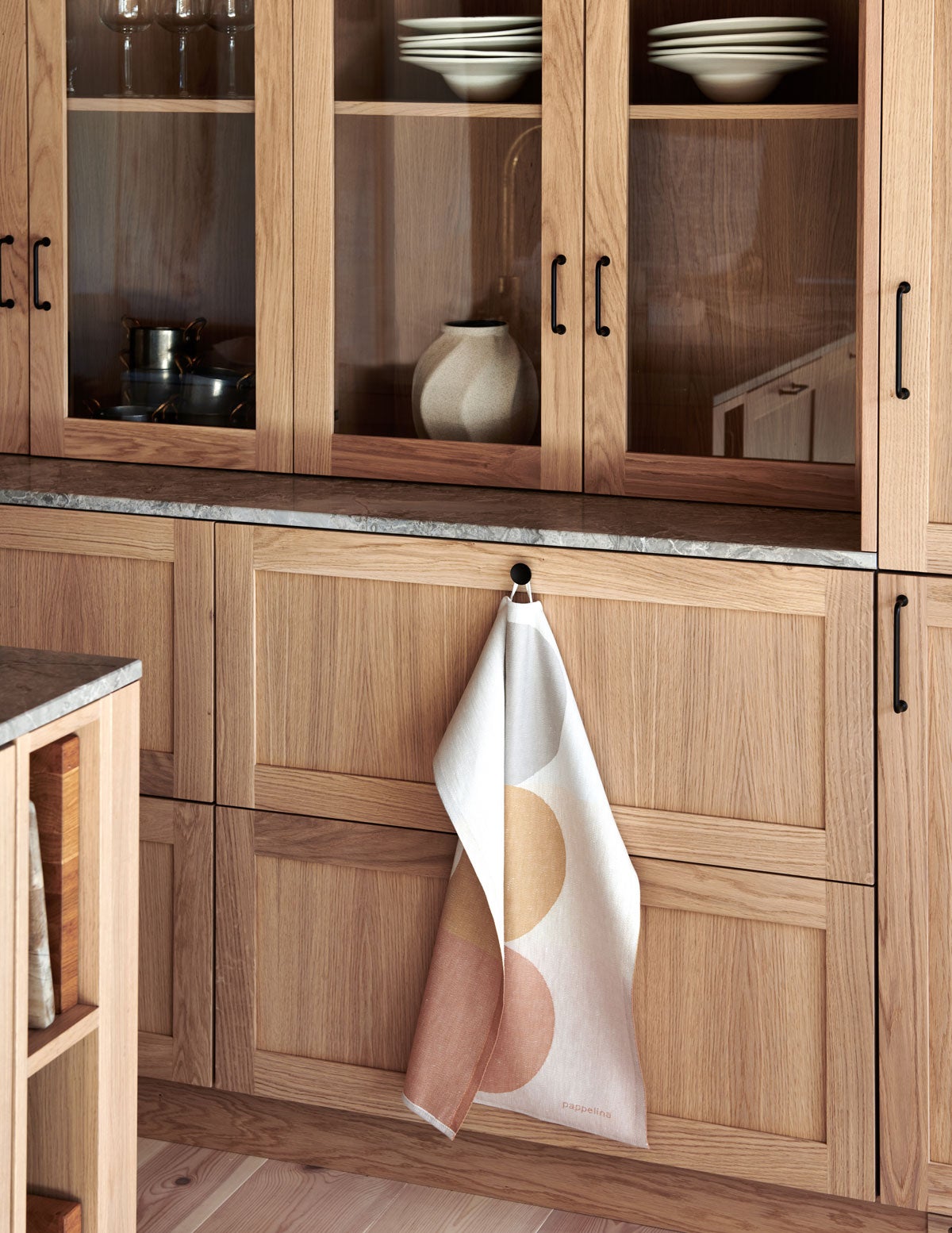 Otto kökshandduk hängandes på en krok i köket