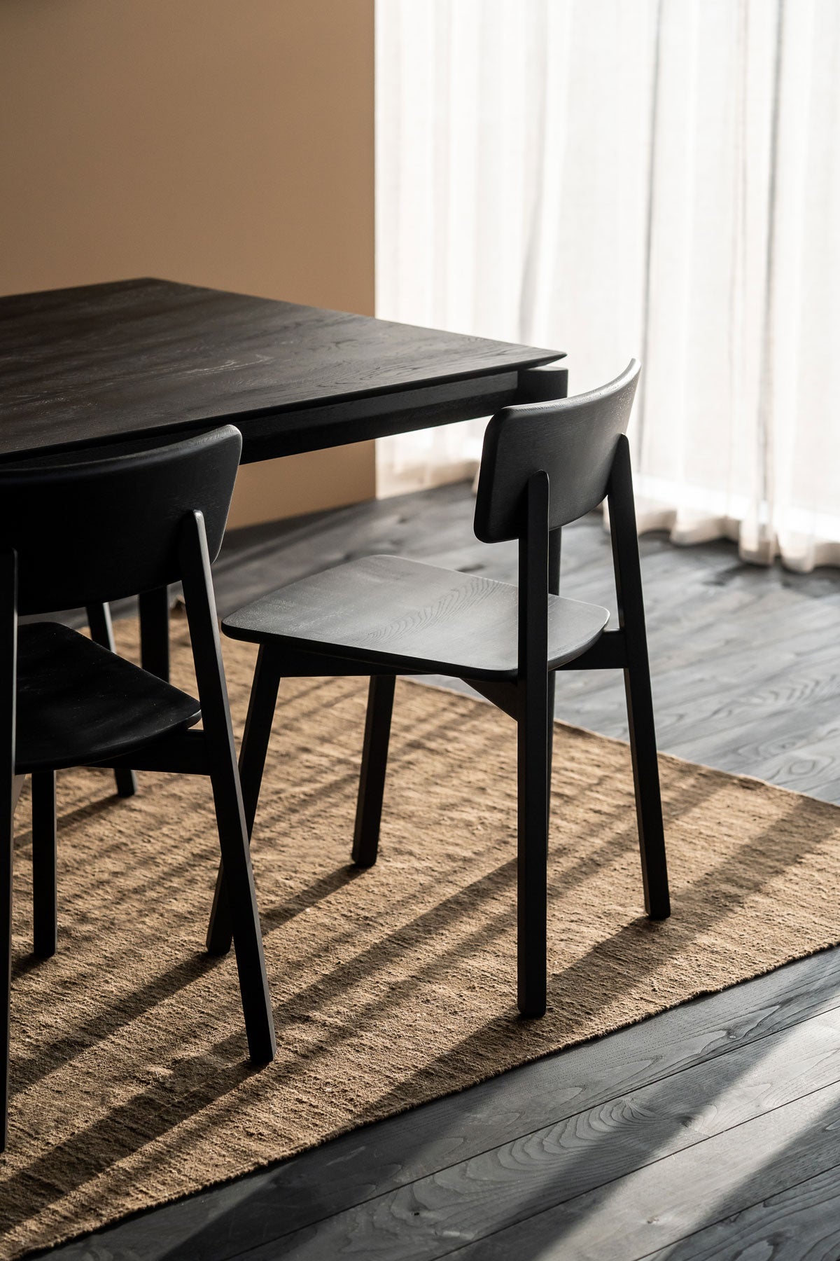 Ethnicraft-Casale-Stol-Svart-Ek-Miljo_1