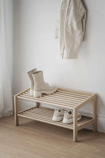 Hillmond Skohylla Vitpigmenterad Ek i hall med ett par stövlar och ett par sneakers