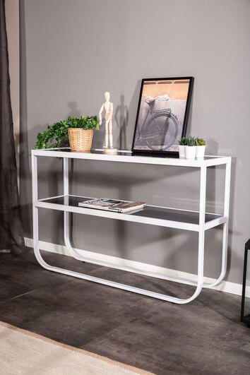 Rocker Sidobord Vit dekorerad med krukor, tidningar och tavlor