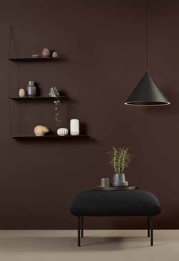 Stedge Hylla med dekorativa detaljer på mörkröd vägg