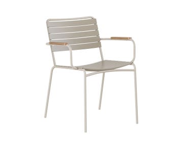 Matic Karmstol i utförandet Teak/Sandy Grey