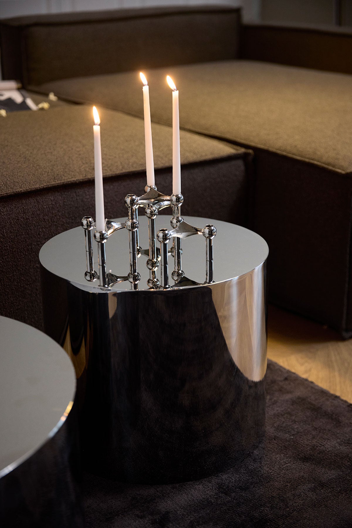 Tin Drum Bord i diameter 40 centimeter med ljusstake med tre tända kronljus