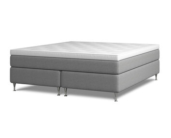 Kontinentalsängen Harmoni.  Bilden visar Harmoni med en bredd av 160 centimeter. Sängen är klädd i grått tyg. Benen är av förkromat stål. 