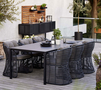 Basket Stol Graphite runt rektangulärt matbord på terrass 