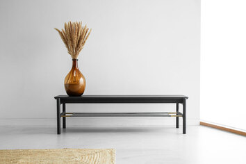 Hallbänken Ant i svart, mattlackad ask (C44).