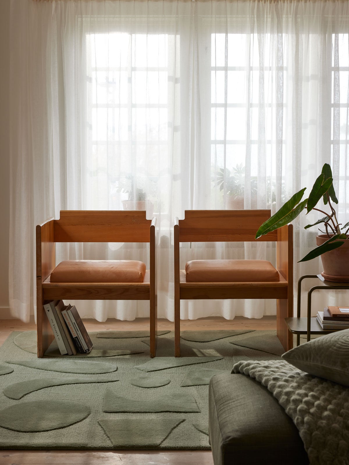 Vivid Matta Grön med två karmstolar framför fönster med fördragna skira gardiner