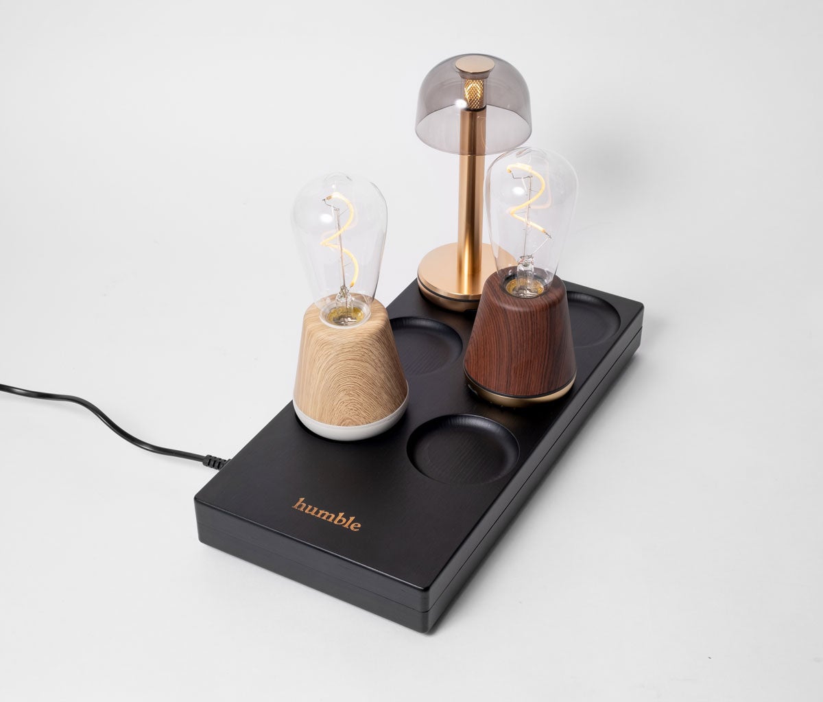 Humble-Trådlös-Laddare-Sex-Uttag-Miljöbild