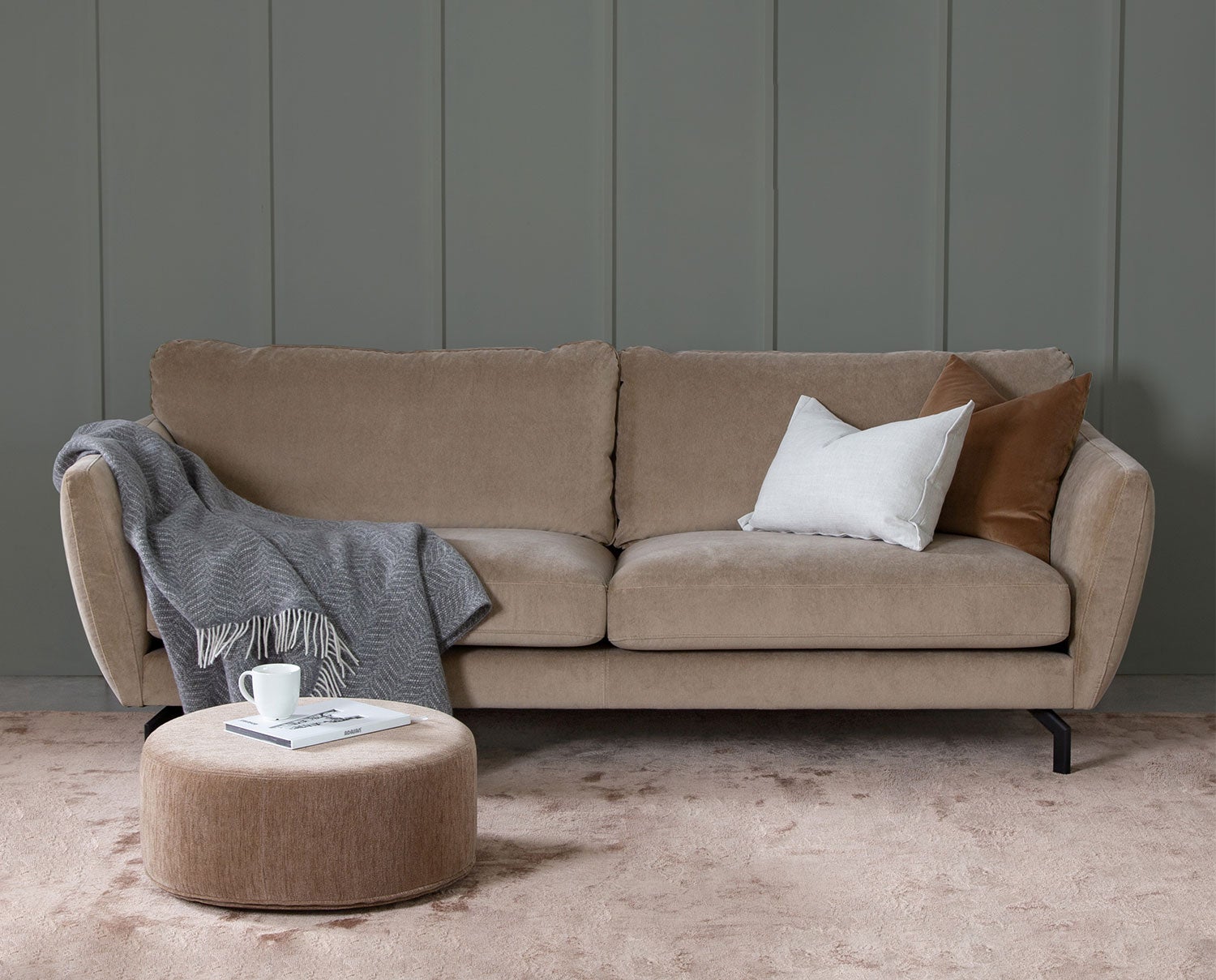 Brera Soffa med prydnadskuddar och pläd med en puff framför