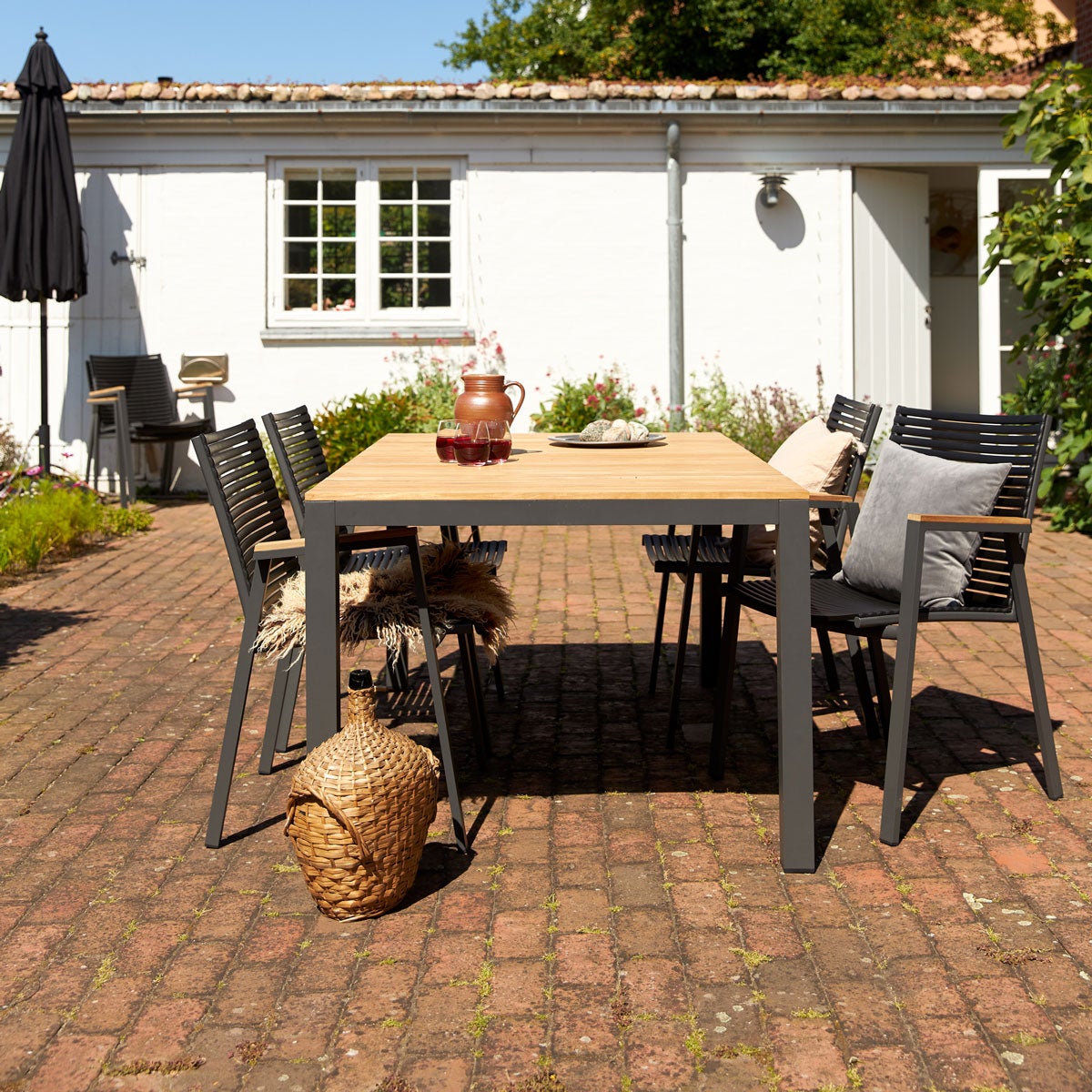 Mood Extreme Karmstol runt matbord i utomhusmiljö