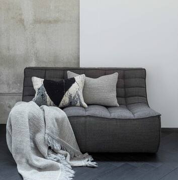N701 Soffa 2-sits i Tyg Dark Grey med prydnadskuddar och pläd