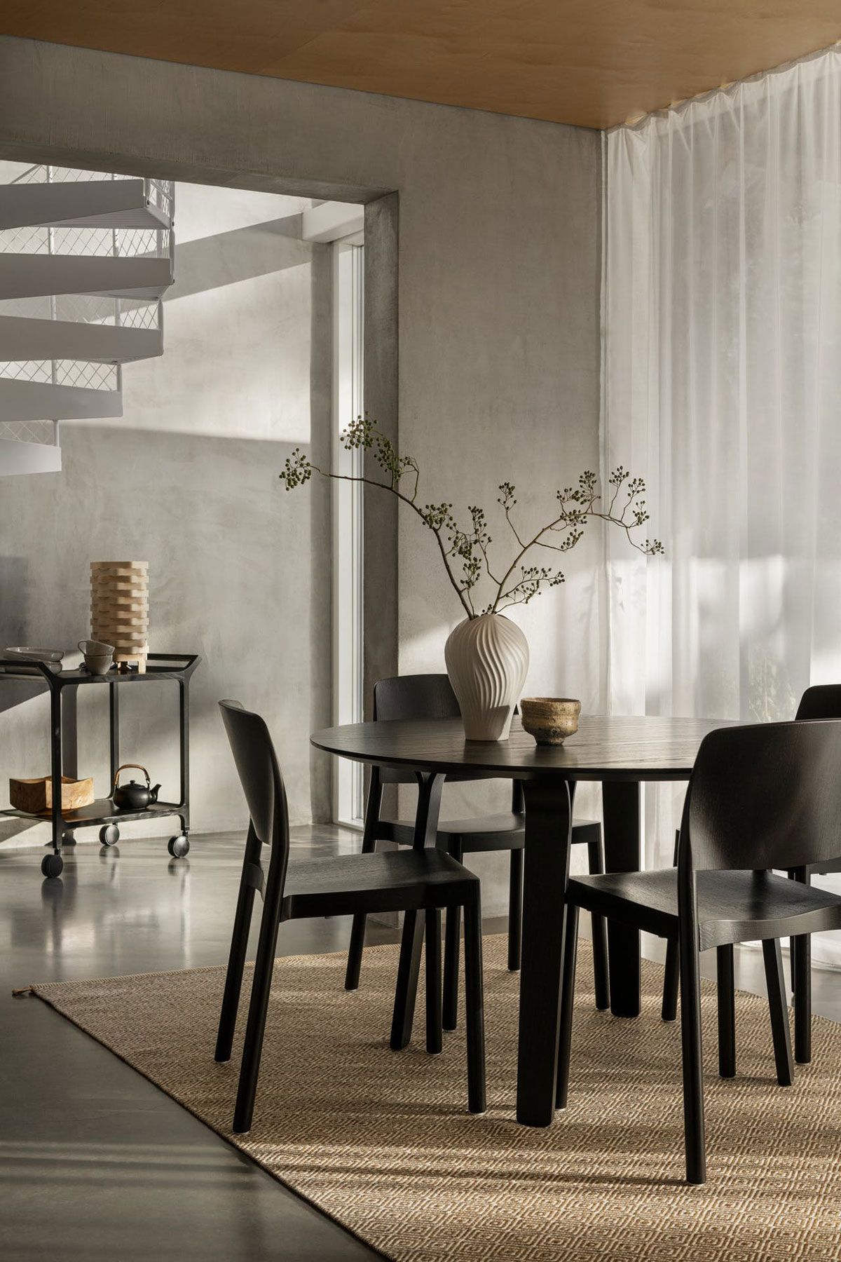Divido Matbord med Grace Stol i matplats med naturlig inredning