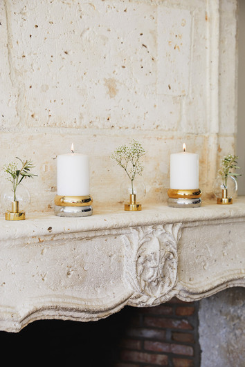 Marriage Ljushållare Enkel på spiskrans bredvid vaser med brudslöja