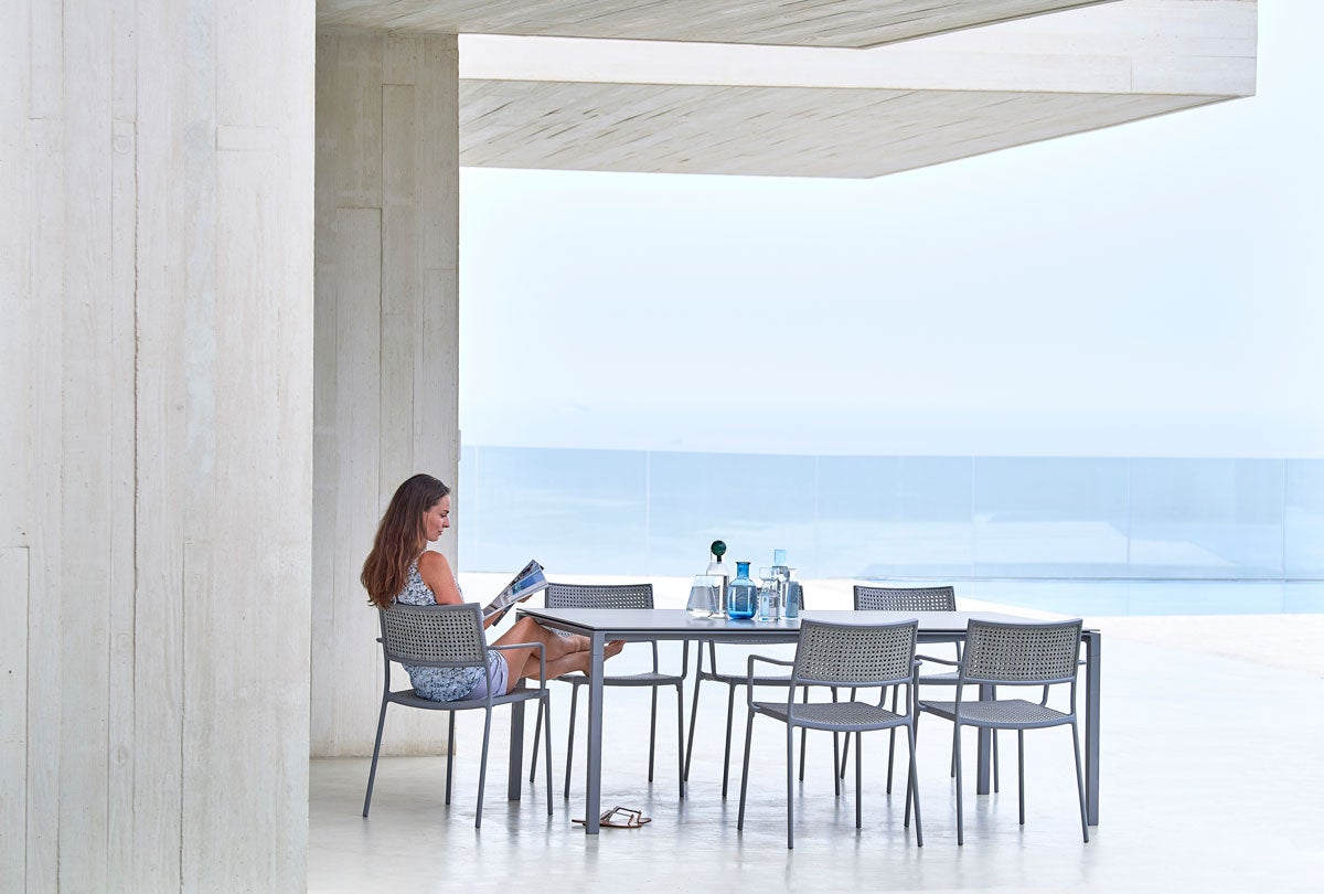 Less-chair,-pure-dining-table