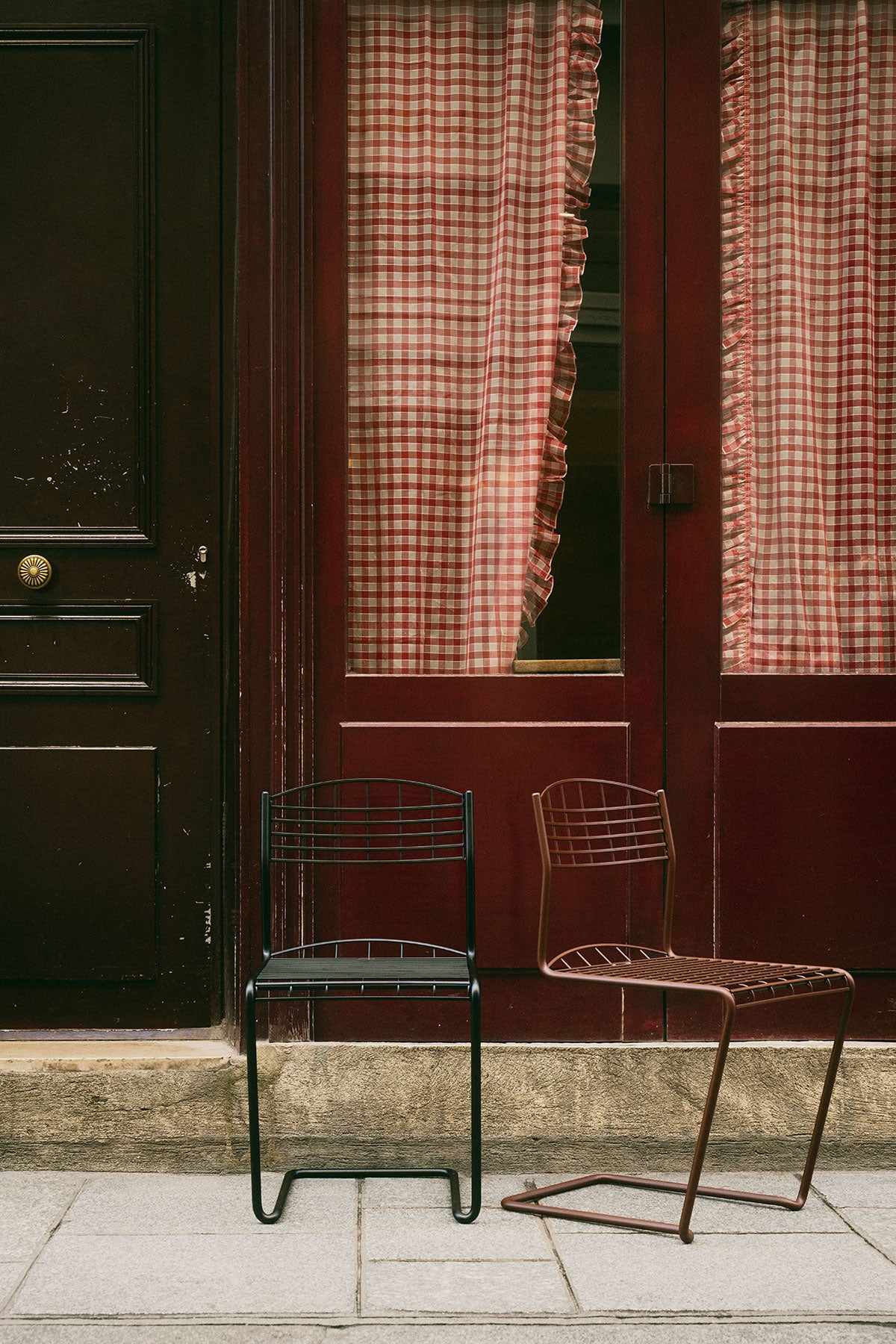 High Tech Stol i färgerna Blågrön och Kastanj på gata i Paris