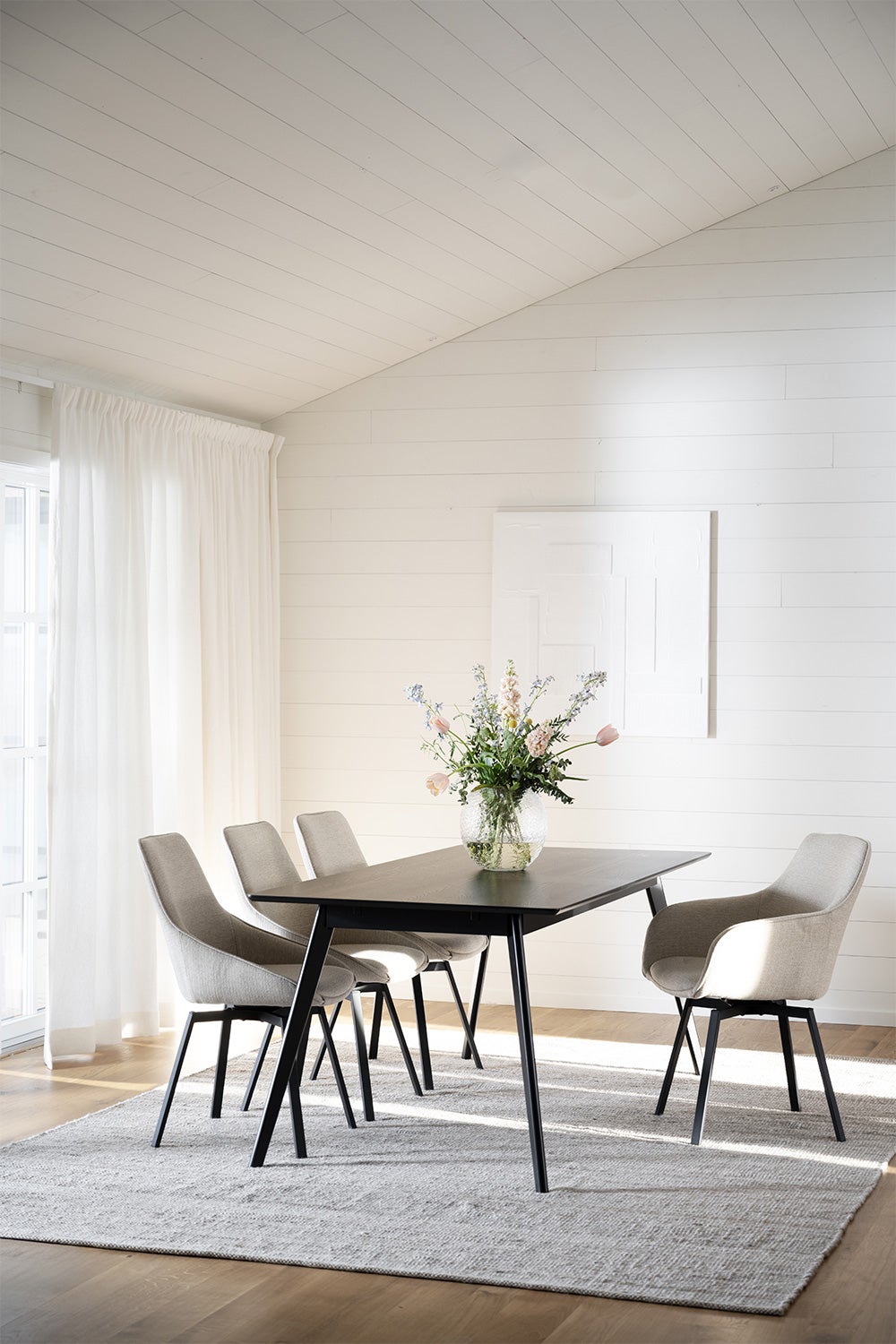 Yumi-matbord-svart-ask-Alison-stol-light-beige-matsal-01