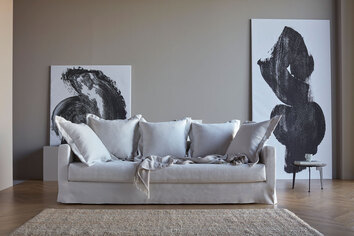 Miljöbild på bäddsoffan Pascala. Tyg 574 Vivus Dusty White.