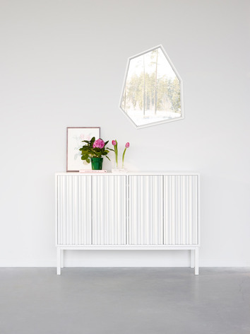 Collect 2013 Skåp Lågt Vit / Vit med en tavla, en rosa krukväxt och en vas med rosa tulpaner