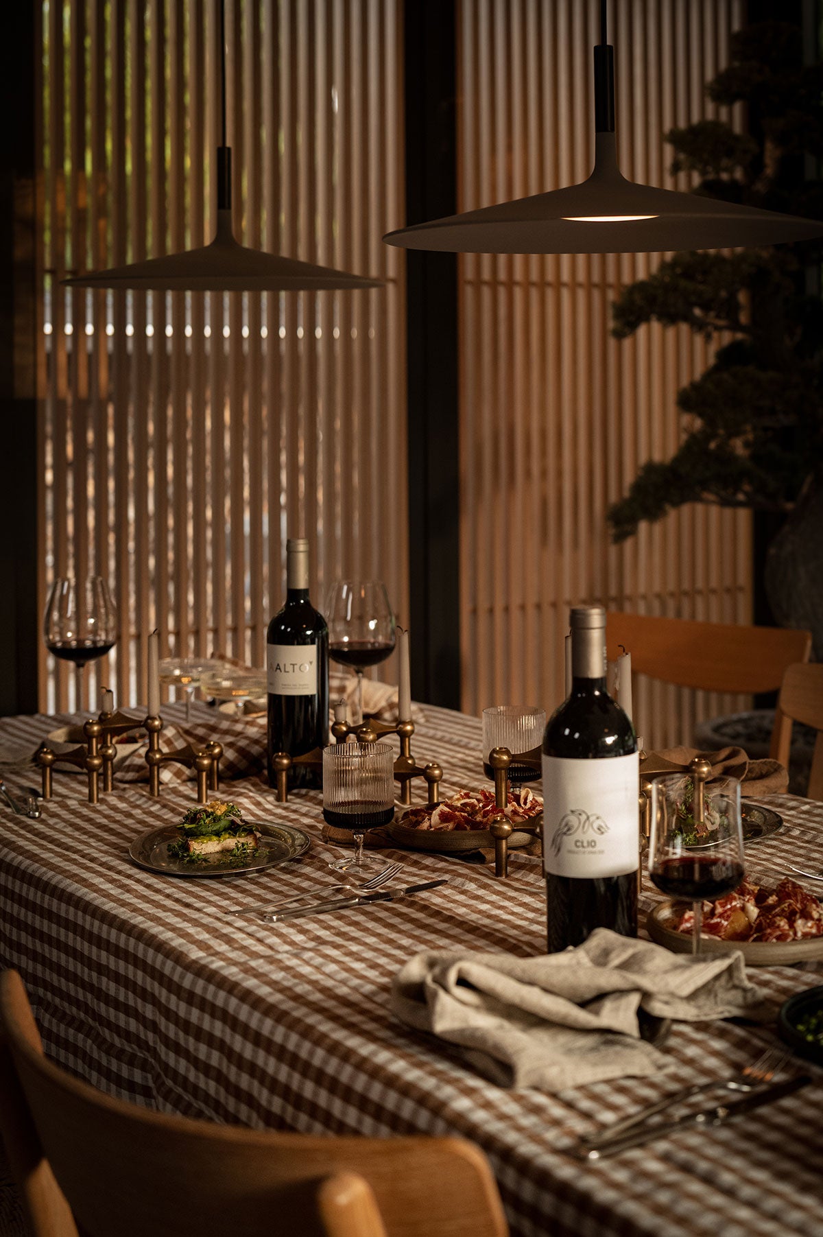 Misty Square Bordsduk i färgen Almond dukat med mat och rödvin