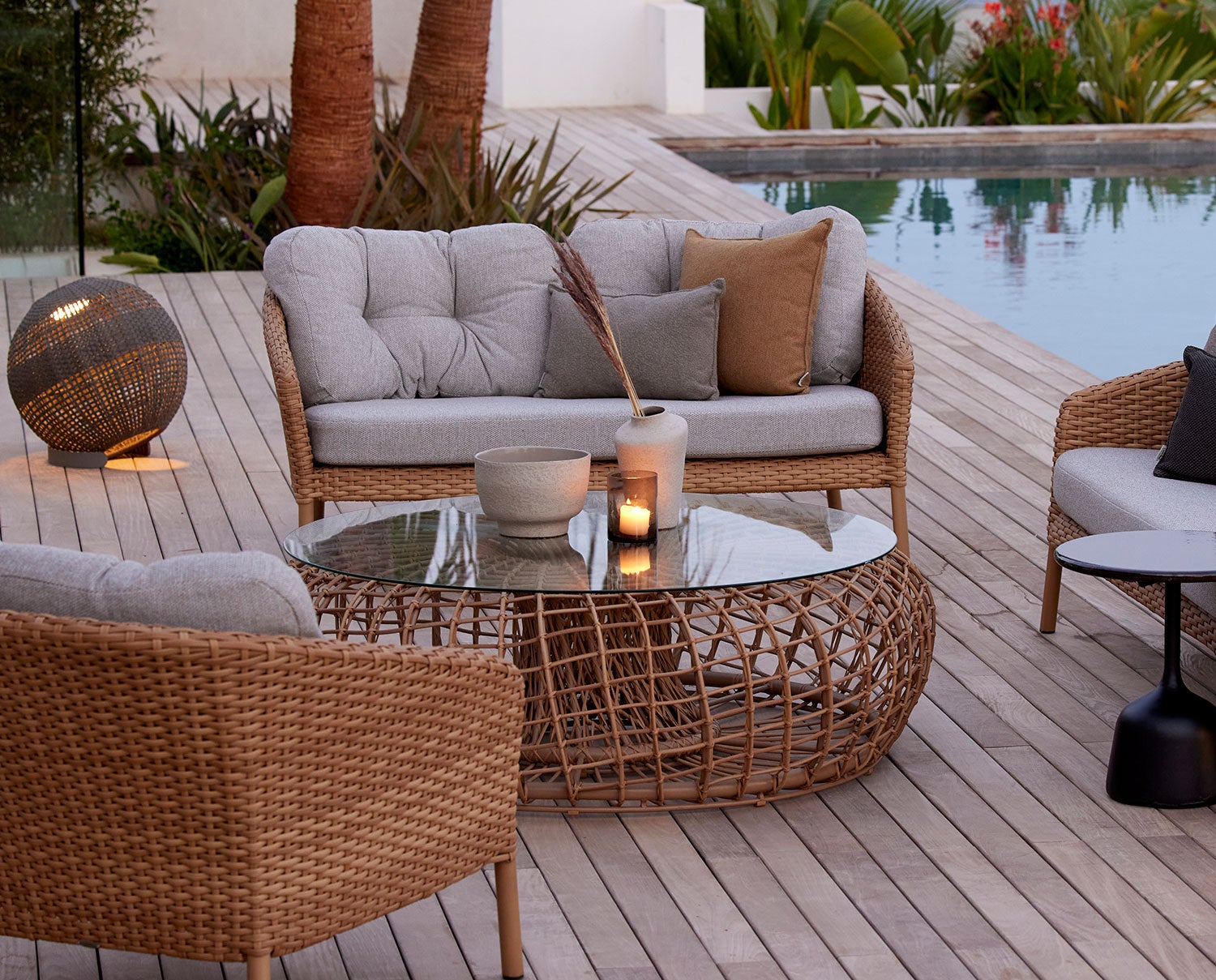 Nest Soffbord / Fotpall i mitten av soffgrupp vid poolkant