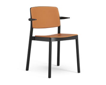 Modell: Karmstol med klädd sits och rygg | Trä: Svartlaserad ask | Läder: Baltique 43003