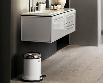 Designikonen Vipp 13 Pedalhink | Vit från danska VIPP.