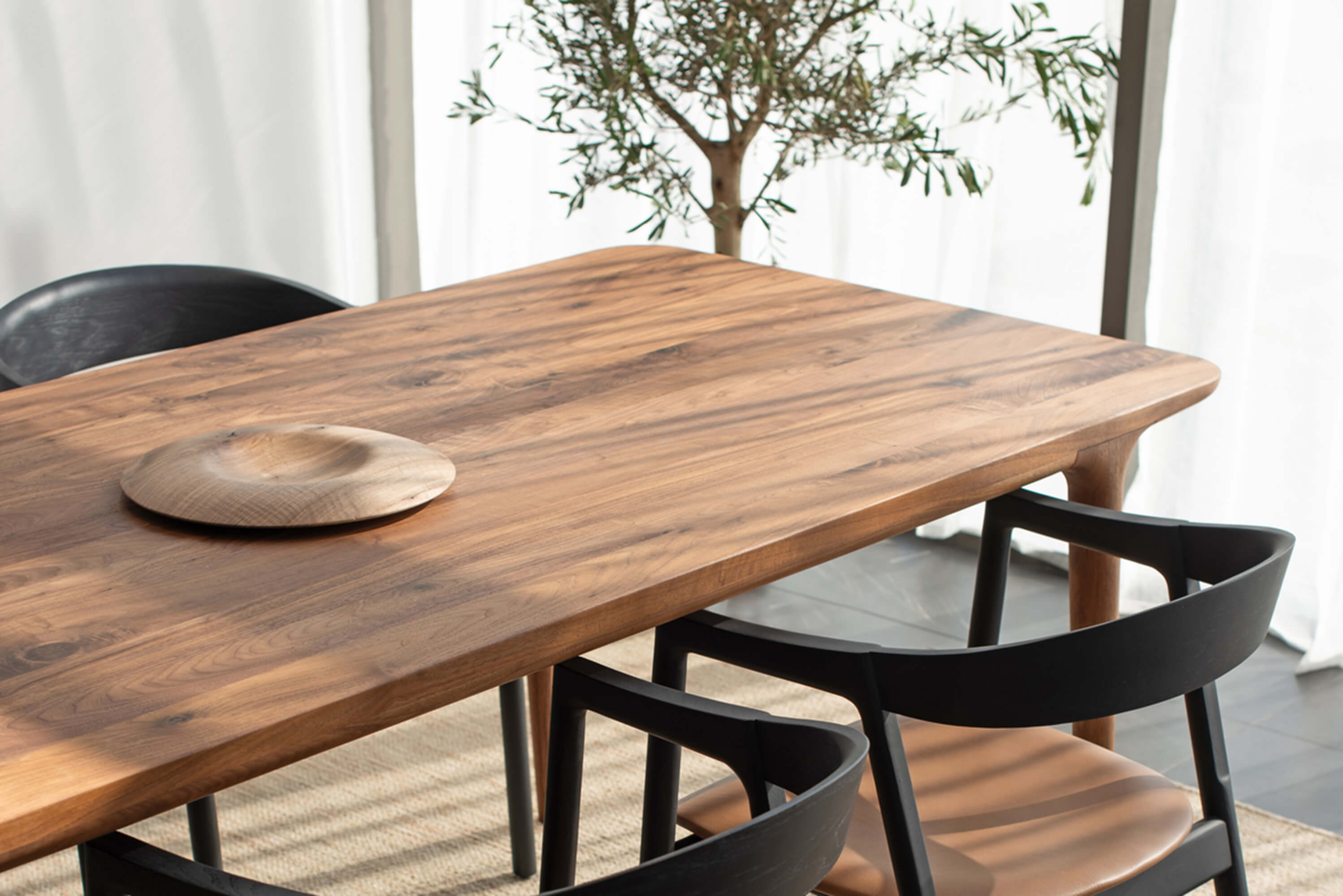 Fawn matbord i Valnöt från Gazzda med matchande svarta stolar