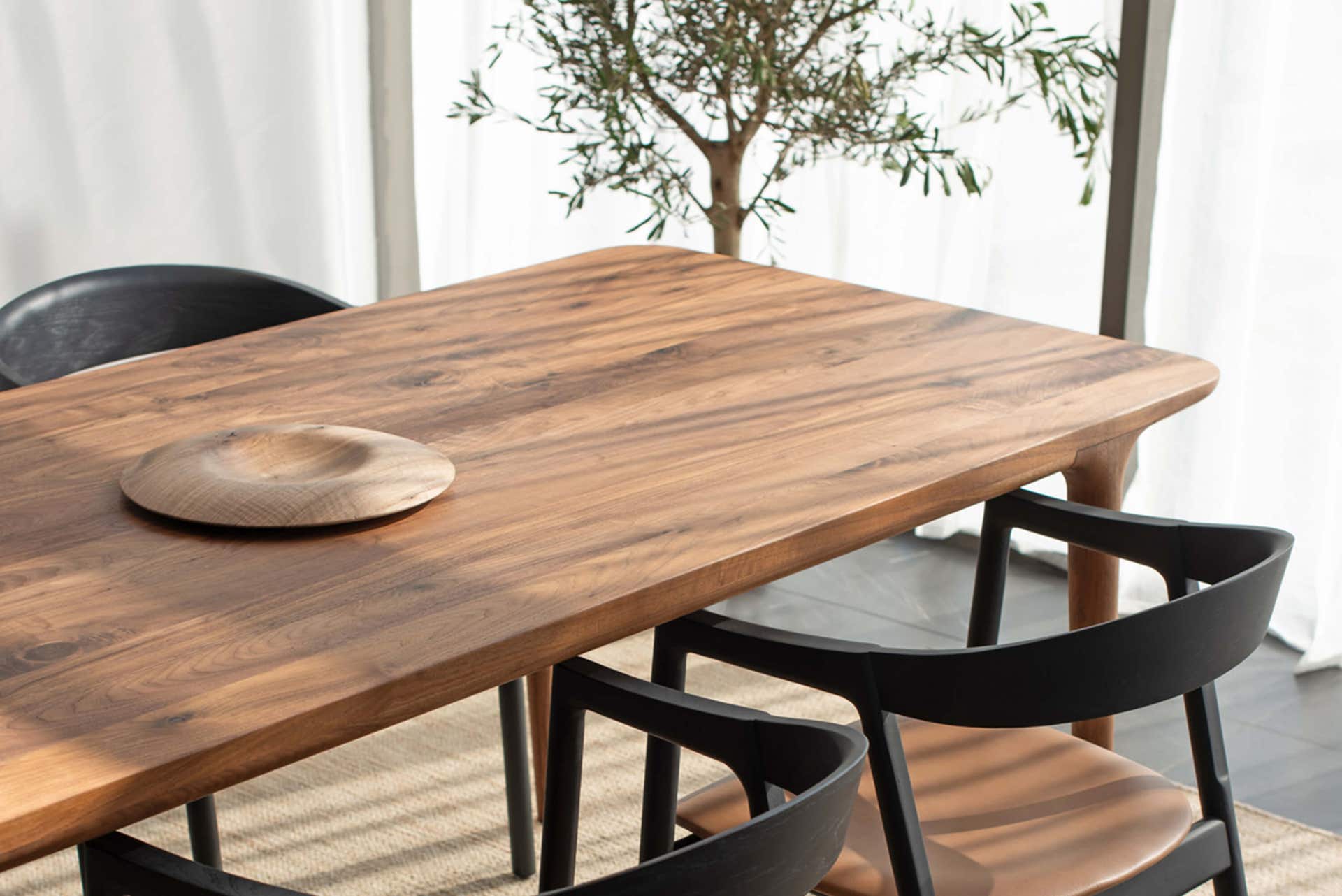 Fawn-bord-180-Muna-stol-svart-Gazzda.jpg Fawn matbord i Valnöt från Gazzda med matchande svarta stolar