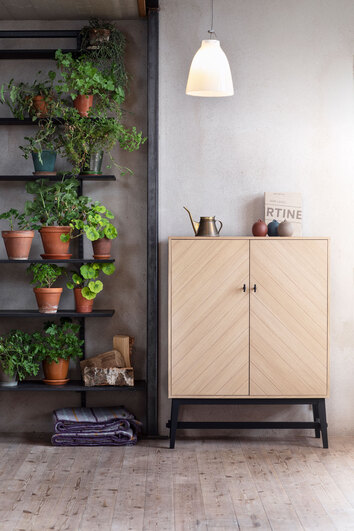 Bedrock Skåp från Torkelson i industriell miljö med grönska runtomkring