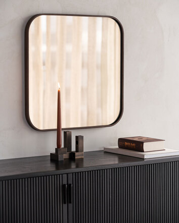 Camber Väggspegel 80x80 på vägg över sideboard med dekorativa detaljer