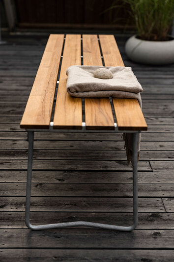 Bänk 9 Teak från Grythyttan med beige textil