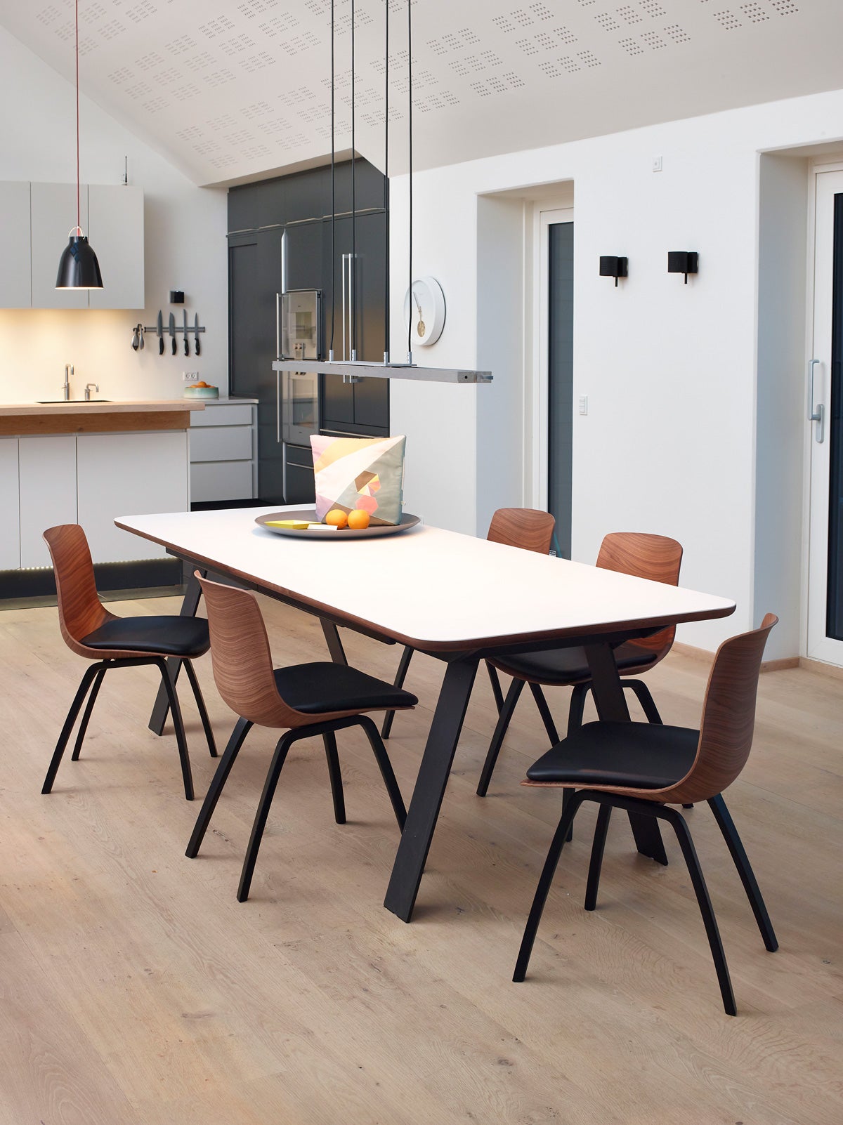 GM 3400 Chess Bord Corian i kök med stolar  i valnöt och läder