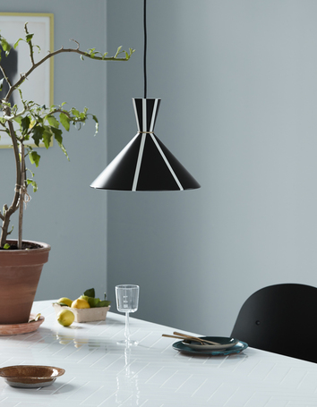 Bloom Pendel Black/White Stripes ovanför matbord i vit laminat