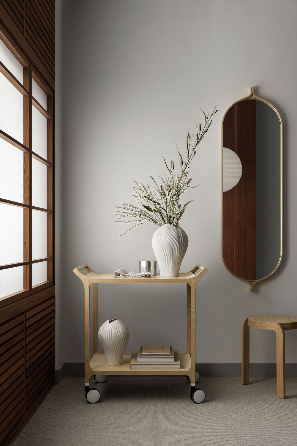 Anna-Vas-Miljobild_01.jpg Anna Vas med bukett på serveringsvagn med dekorativa detaljer