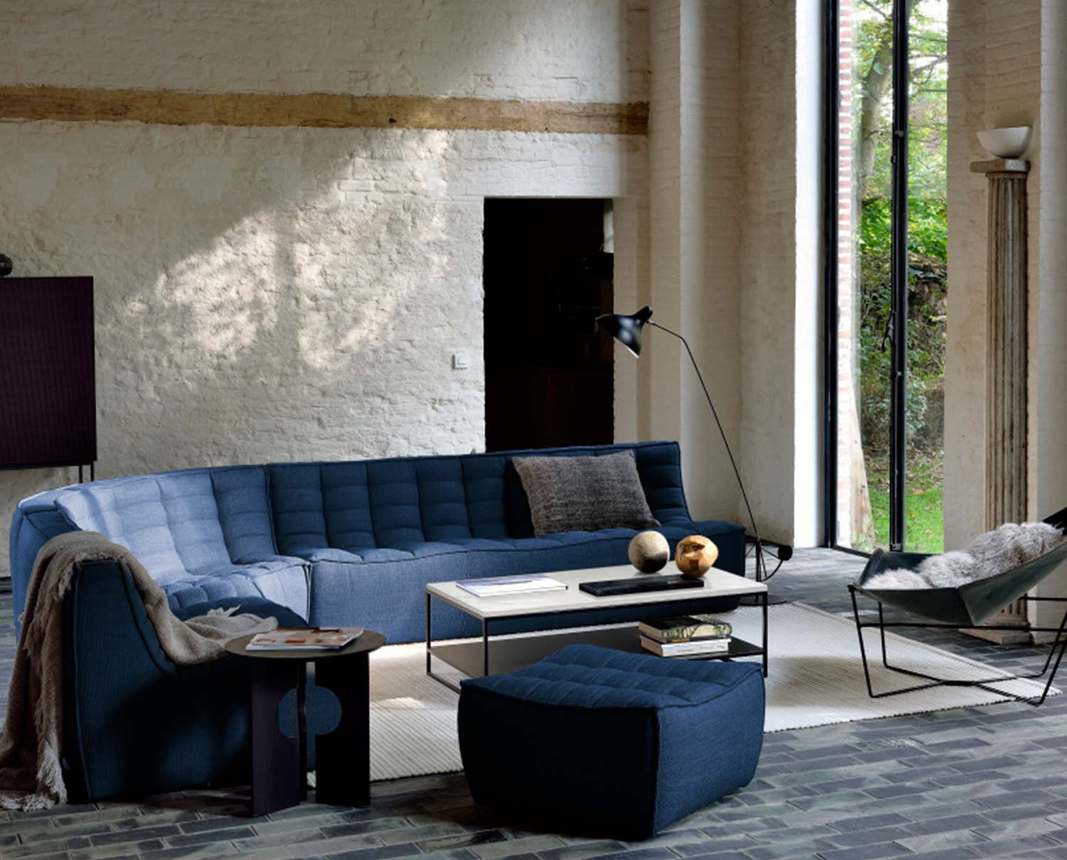 N701 Soffa i blått tyg i olika storlekar, sammansatta som en modulsoffa i öppet vardagsrum