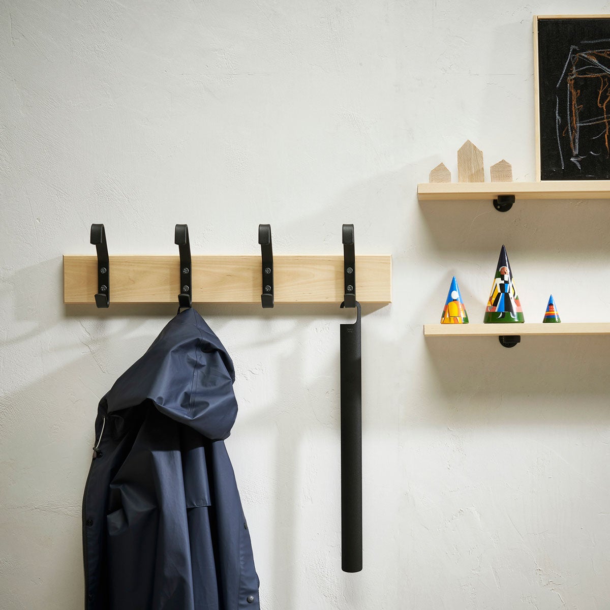 Index Skohorn Svart Struktur som hänger på en kroklist i hall