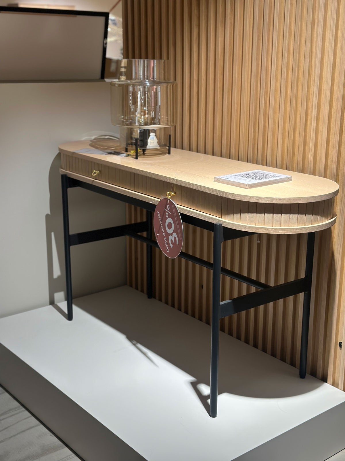 Haddington-avlastningsbord-rowico-utstallningsex-1