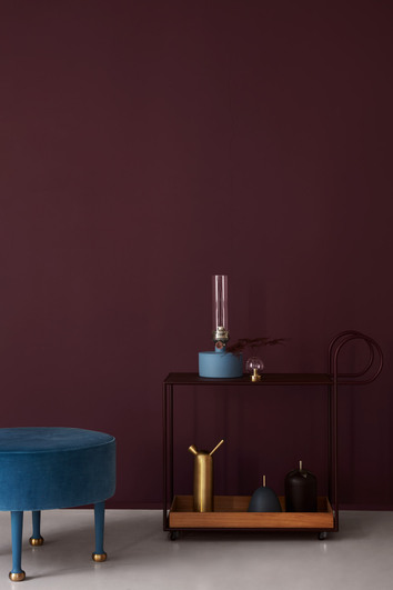 Julius Serveringsvagn Röd med dekorativa detaljer mot vinröd bakgrund