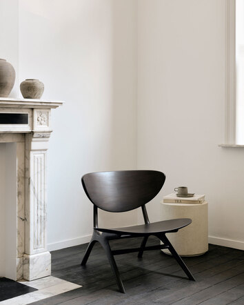 Eye Loungestol i mörkbrun mahogny i hörn