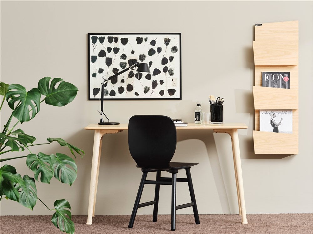 Collar Tidskriftsförvaring på vägg bredvid ett skrivbord