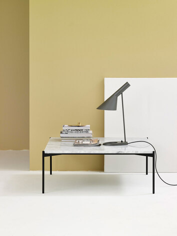 Miljöbild på soffbordet Plateau, med marmorskiva i White Carrara. Bilden visar storleken 60x60 centimeter. 