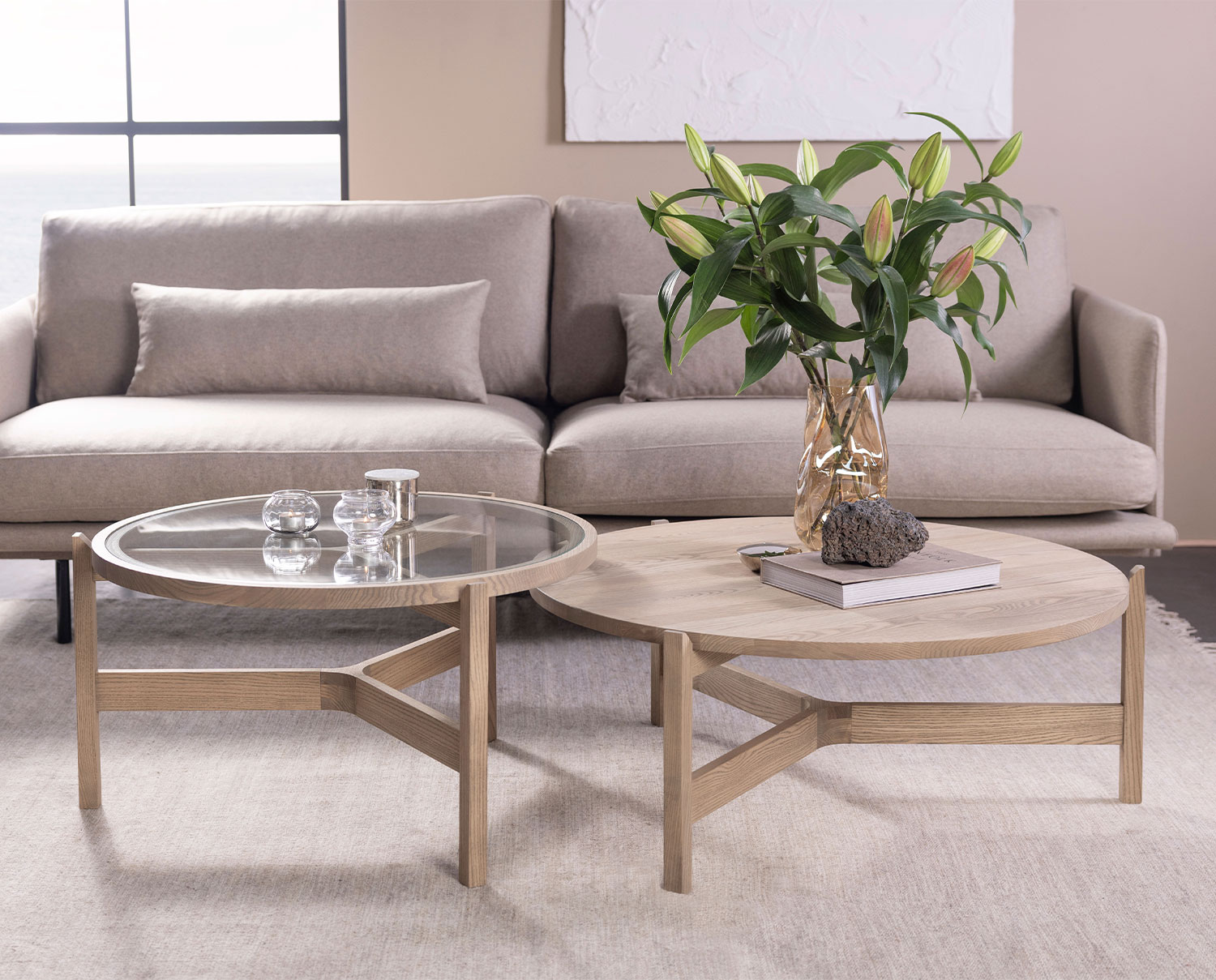 Två Optik soffbord, ett med glasskiva och ett med träskiva.