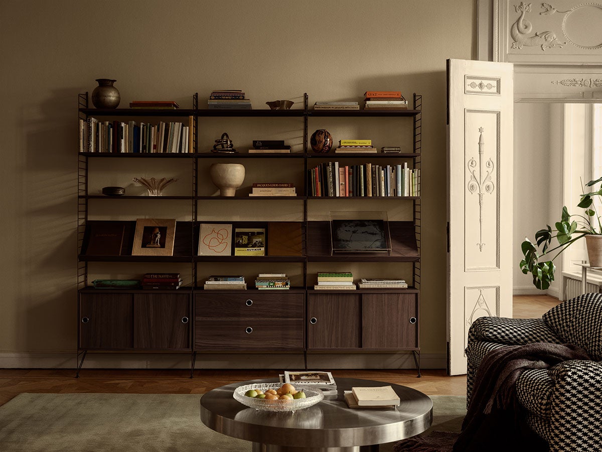 String System med moduler i mörk ek och mörkbruna golvgavlar i vardagsrum