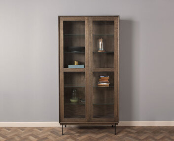 Elegant Vitrinskåp fyllt med dekorativa detaljer