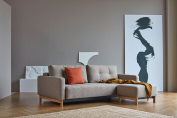 Bäddsoffan Pyxis D.E.L. med tillhörande fotpall Pyxis. Tyg 587 Phobos Mocha. 