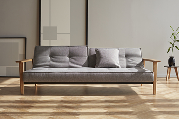 Splitback Frej bäddsoffa från danska Innovation. 521 Mixed Dance Grey med armstöd i ek