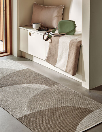 Hill Gångmatta i färgen Dark Linen/Linen i hall