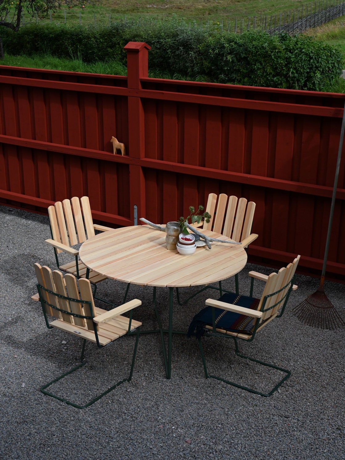 A2 Fåtölj och Bord 9A i oljad furu med grönt stativ på uteplats