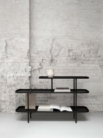 Slice Hylla Medium mot vit betongvägg med dekorativa detaljer på