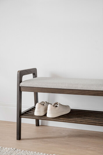 Inverness Hallbänk i brunek och med beige dyna. Perfekt bänk till hallen med både skohylla och sittbänk. 